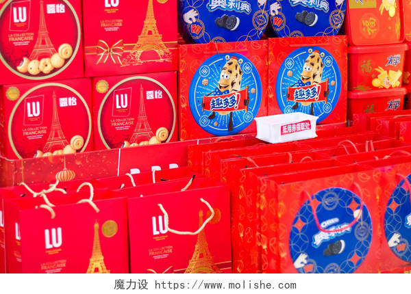 红色张灯结彩的饼干礼盒背景图片